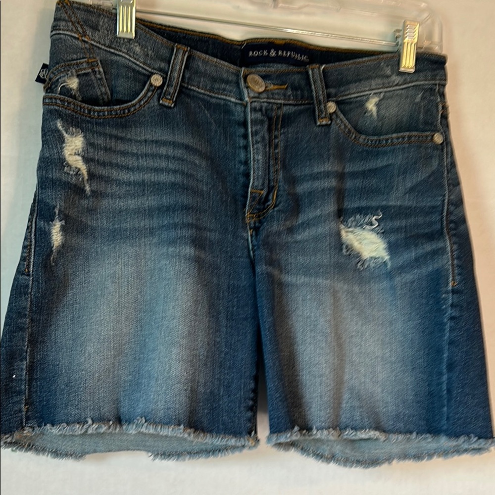 Rock & Republic “Bumpershoot” Mid Rise Distressed Fray Hem Denim Shorts. Sz 6